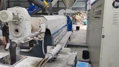 Self-Cleaning Melt Filter
